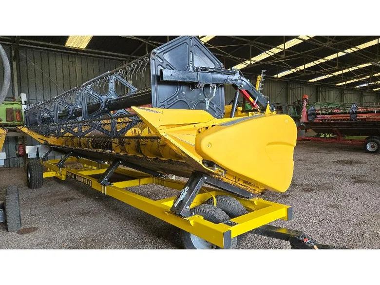 Combine harvester NEW-HOLLAND CR 7.90