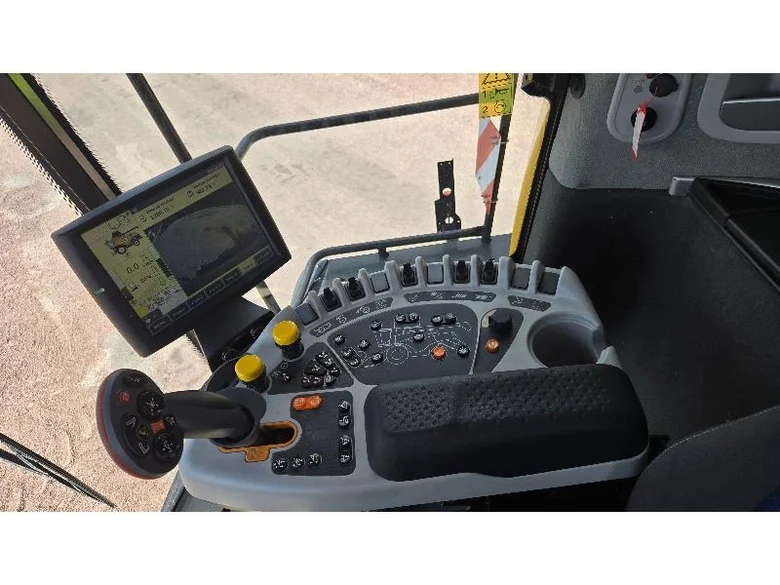 Combine harvester NEW-HOLLAND CR 7.90