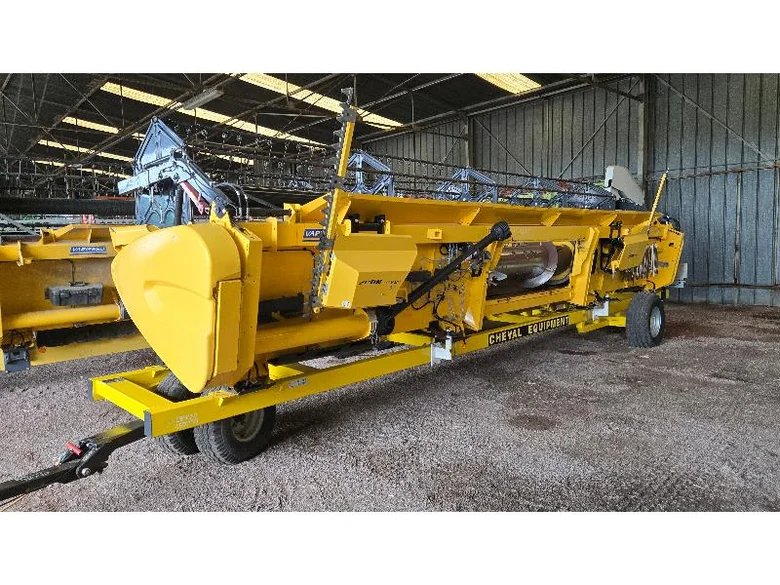 Combine harvester NEW-HOLLAND CR 7.90