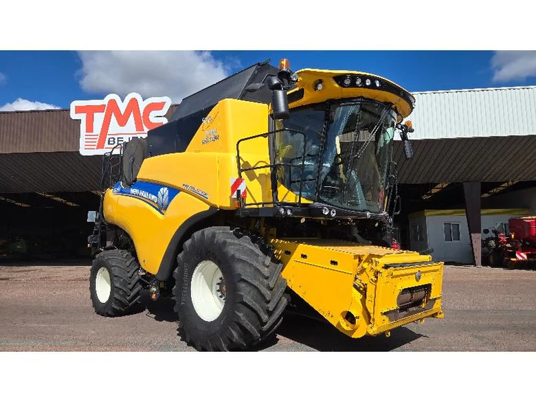 Combine harvester NEW-HOLLAND CR 7.90