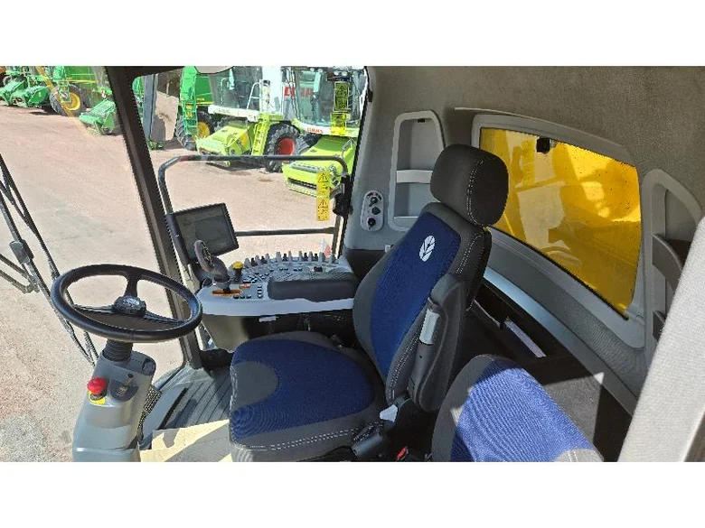 Combine harvester NEW-HOLLAND CR 7.90