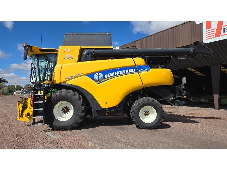 Combine harvester NEW-HOLLAND CR 7.90
