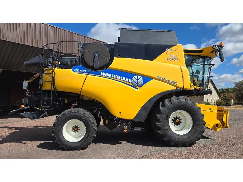 Combine harvester NEW-HOLLAND CR 7.90