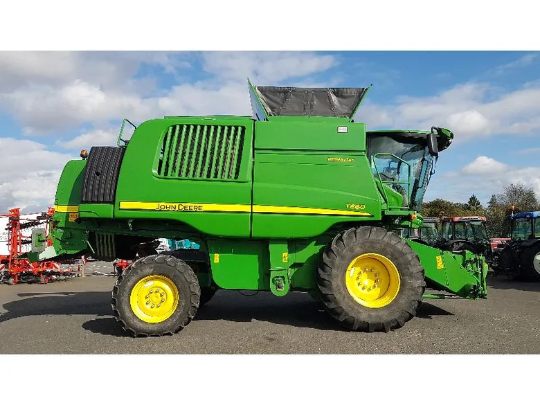 Combine harvester DEERE T660