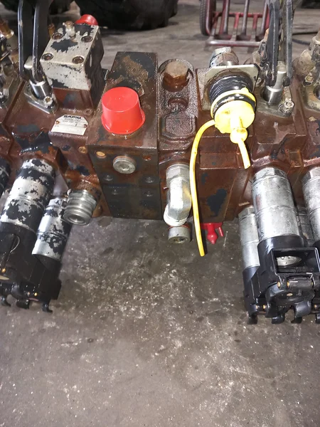 Distributeur hydraulique pour DEUTZ FAHR 6150