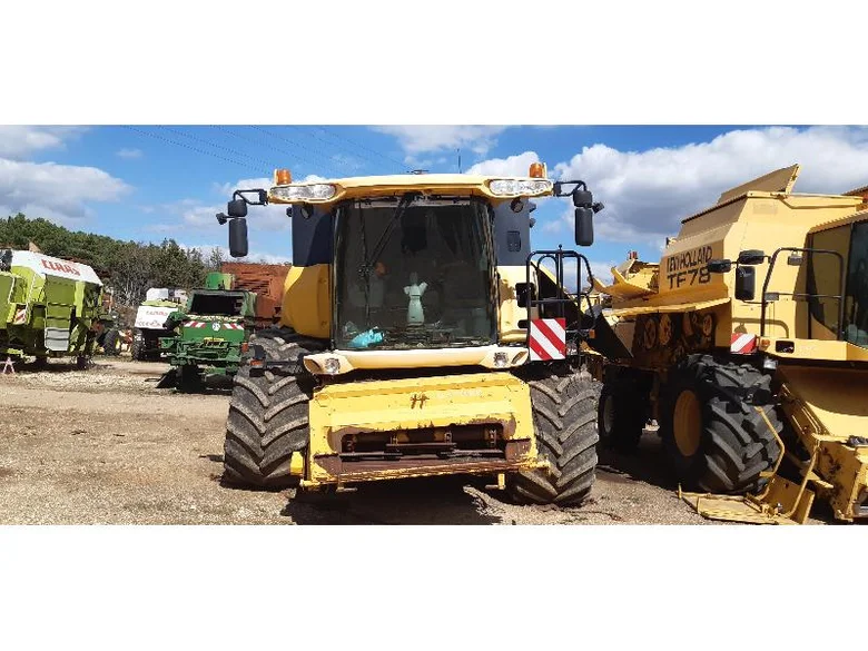 Moissonneuse batteuse à déconstruire pour pièces pour NEW-HOLLAND CX 820
