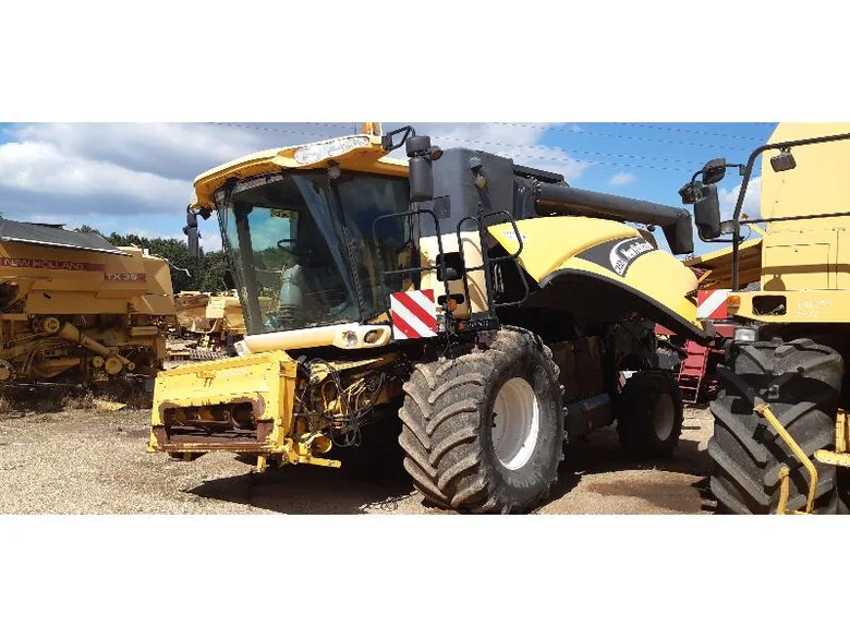 Moissonneuse batteuse à déconstruire pour pièces pour NEW-HOLLAND CX 820