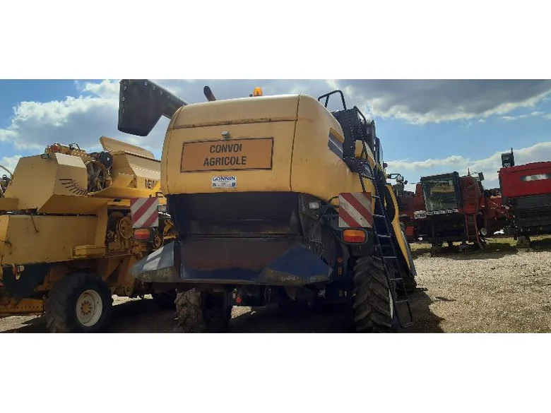 Moissonneuse batteuse à déconstruire pour pièces pour NEW-HOLLAND CX 820
