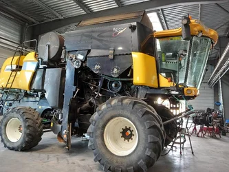 Moissonneuse batteuse à déconstruire pour pièces pour NEW-HOLLAND CX 8090