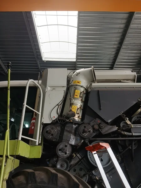 Codo del depósito de semilla y base de tornillo vaciado para CLAAS LEXION 440