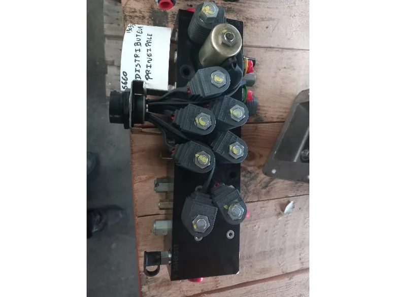 Distributeur hydraulique pour JOHN-DEERE S660