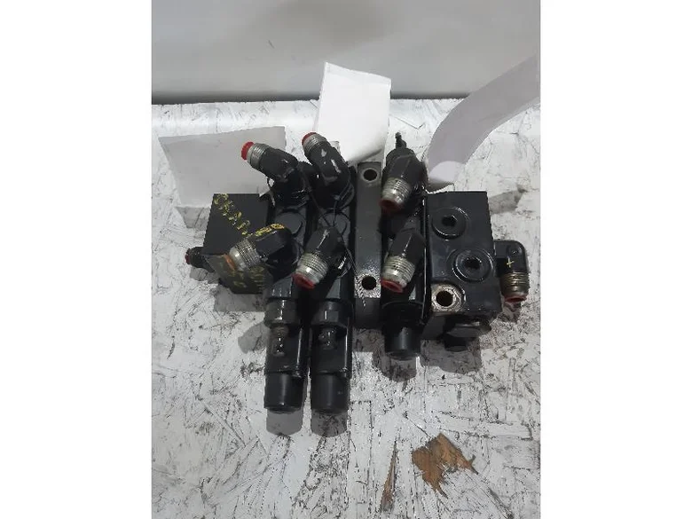 Distributeur hydraulique pour VALTRA 6250