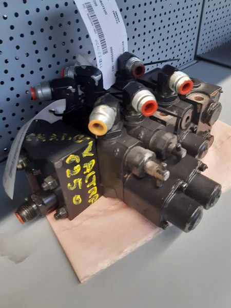 Distributeur hydraulique pour VALTRA 6250