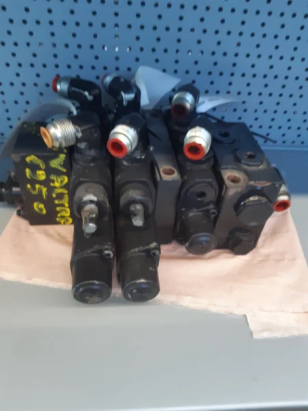 Distributeur hydraulique pour VALTRA 6250
