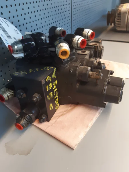 Distributeur hydraulique pour VALTRA 6250