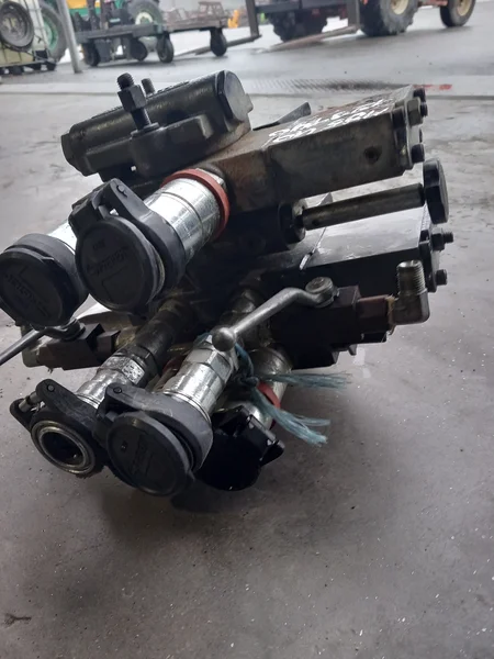 Distributeur hydraulique pour KUBOTA M8540 DTH