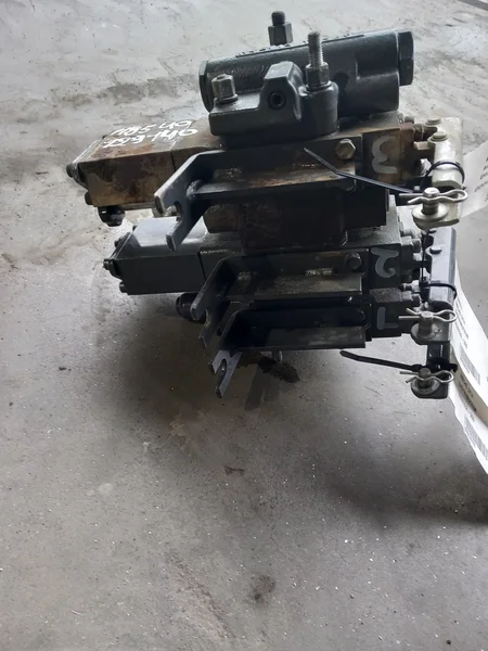 Distributeur hydraulique pour KUBOTA M8540 DTH