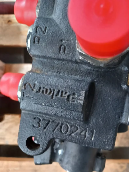 Distributeur hydraulique pour DEUTZ FAHR AGROVECTOR 30.7