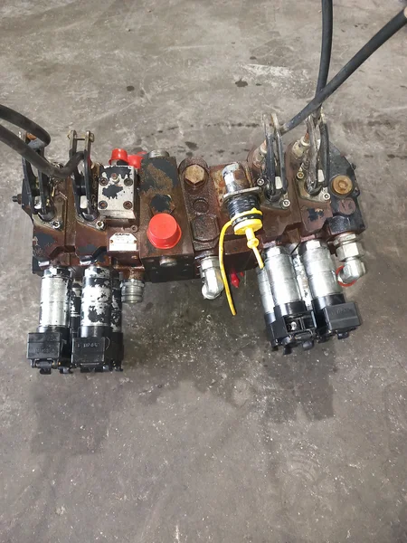 Distributeur hydraulique pour DEUTZ FAHR 6150