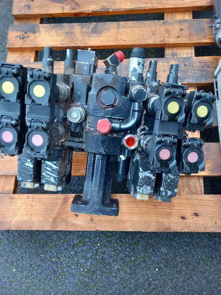 Distribuidor hidráulico para DEUTZ FAHR K100