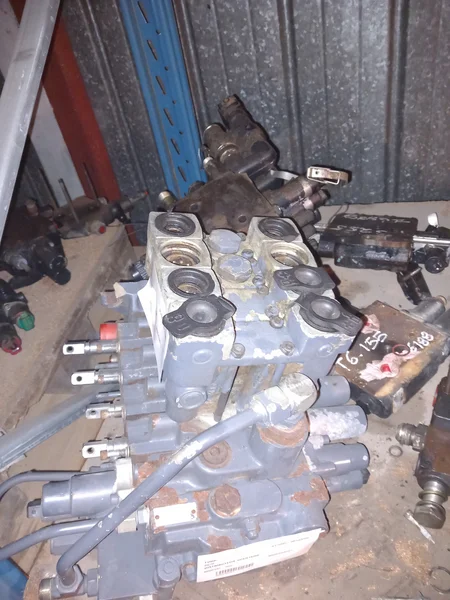 Distributeur hydraulique pour FORD 8670