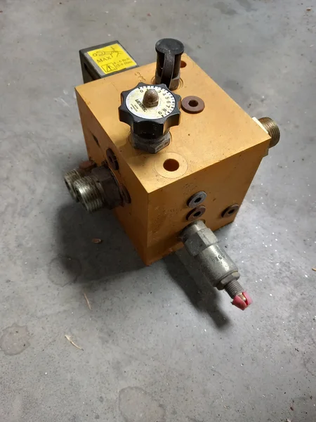 Hydraulic distributor for CASE IH AXIAL-FLOW 8010