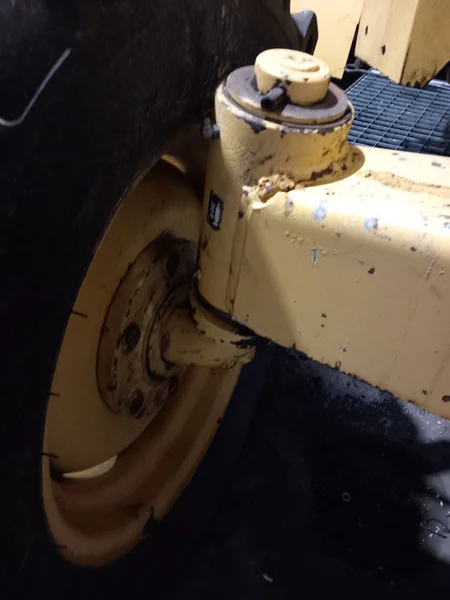 Spindle and spindle bearing for NEW-HOLLAND TX 68